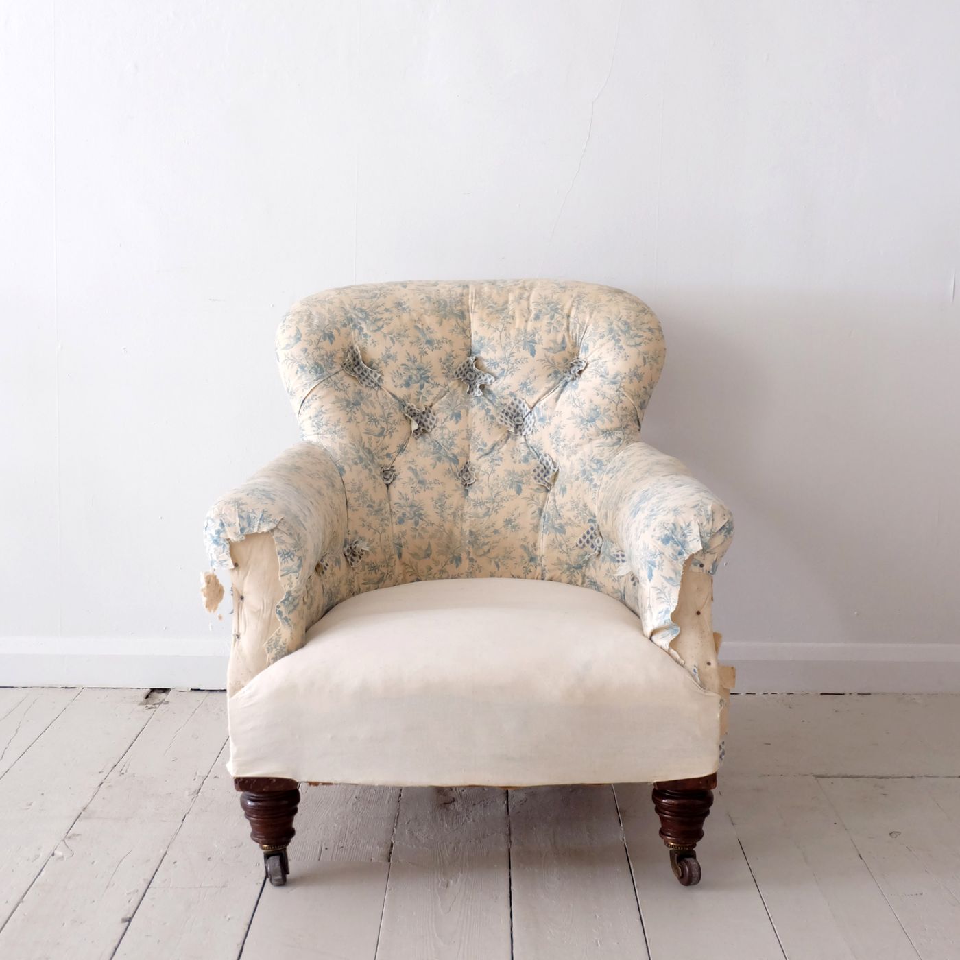 Antique English Armchair › Puckhaber Decorative Antiques › specialists