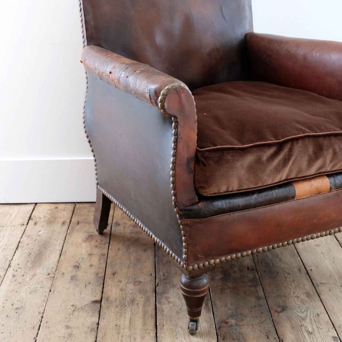 Chic Leather Armchair › Puckhaber Decorative Antiques › specialists in