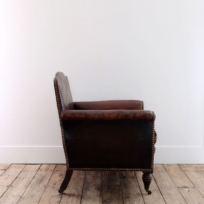 Chic Leather Armchair › Puckhaber Decorative Antiques › specialists in